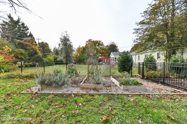 52 Harwood Rd, Louisville, KY 40222