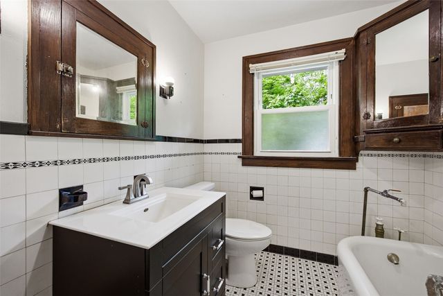 1621 Oakland Road NE, Cedar Rapids, IA 52402