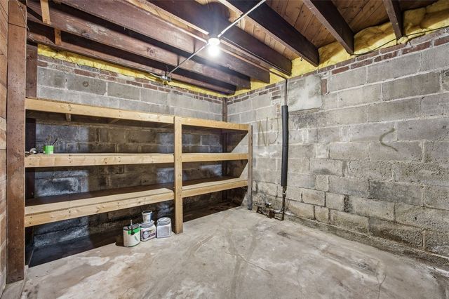 1621 Oakland Road NE, Cedar Rapids, IA 52402