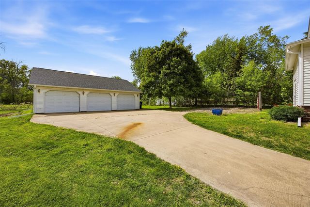 1621 Oakland Road NE, Cedar Rapids, IA 52402