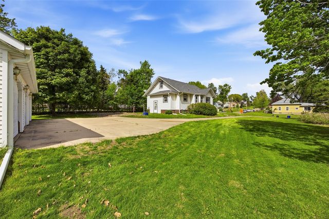 1621 Oakland Road NE, Cedar Rapids, IA 52402