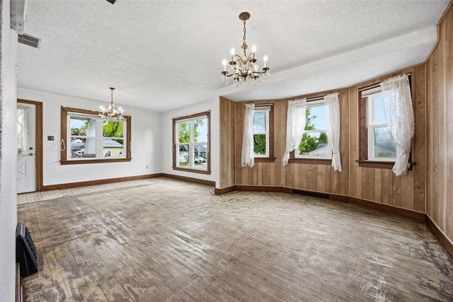 1621 Oakland Road NE, Cedar Rapids, IA 52402