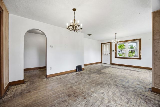 1621 Oakland Road NE, Cedar Rapids, IA 52402