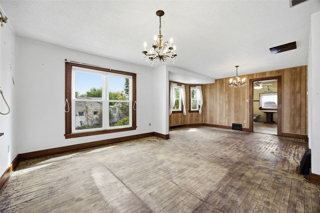 1621 Oakland Road NE, Cedar Rapids, IA 52402