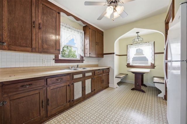 1621 Oakland Road NE, Cedar Rapids, IA 52402