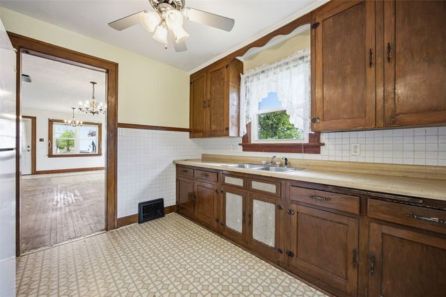 1621 Oakland Road NE, Cedar Rapids, IA 52402