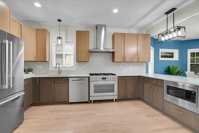 4036 W Warwick Avenue, Chicago, IL 60641