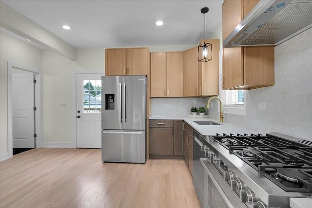 4036 W Warwick Avenue, Chicago, IL 60641
