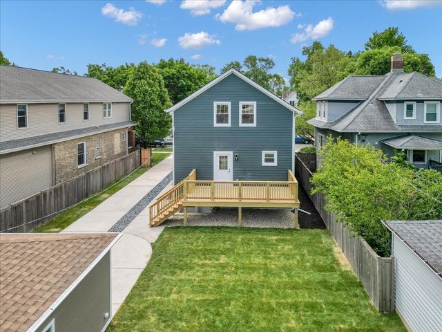 4036 W Warwick Avenue, Chicago, IL 60641