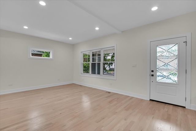 4036 W Warwick Avenue, Chicago, IL 60641