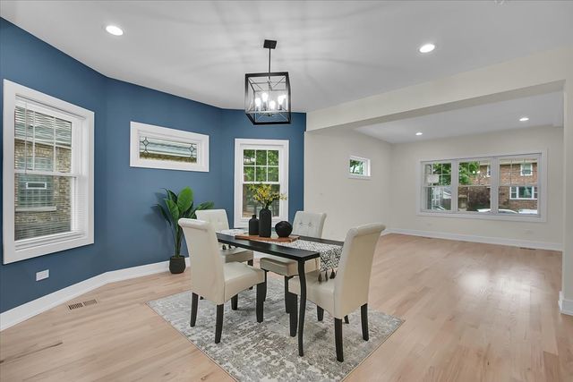 4036 W Warwick Avenue, Chicago, IL 60641