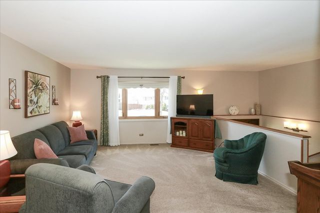 1335 Gentry Road, Hoffman Estates, IL 60169