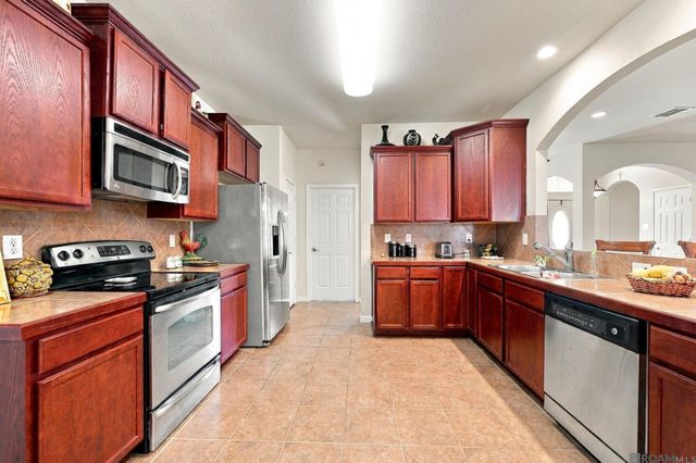 422 E Great Haven St, Gonzales, LA 70737