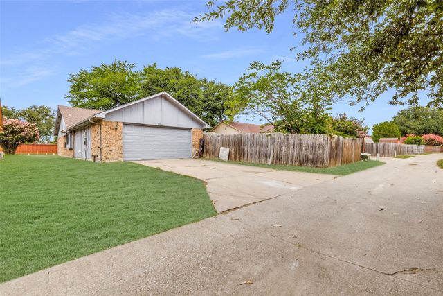 305 Hemlock Drive, Grand Prairie, TX 75052