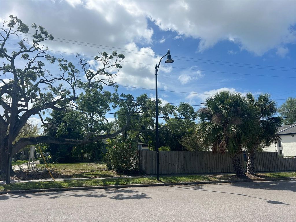 Image 6 of property listing at 404 E DAVIS BOULEVARD, Tampa, FL 33606
