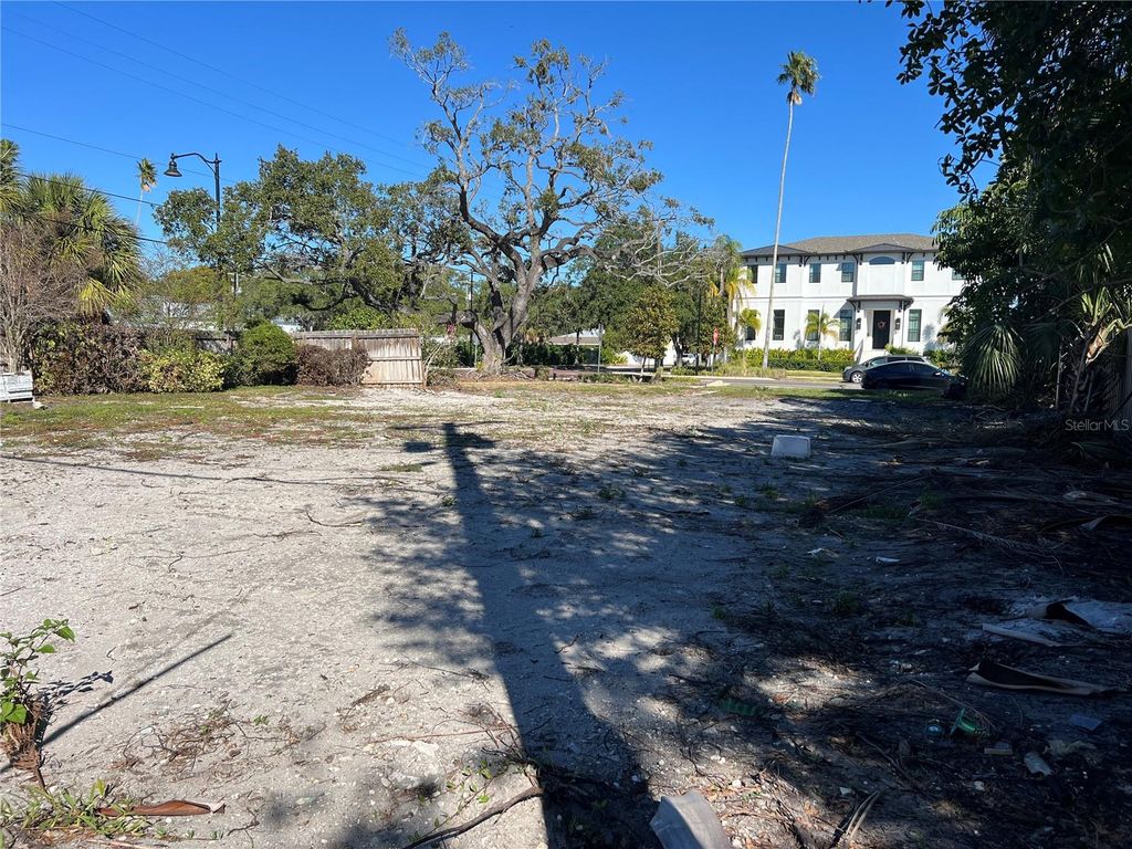 Image 8 of property listing at 404 E DAVIS BOULEVARD, Tampa, FL 33606