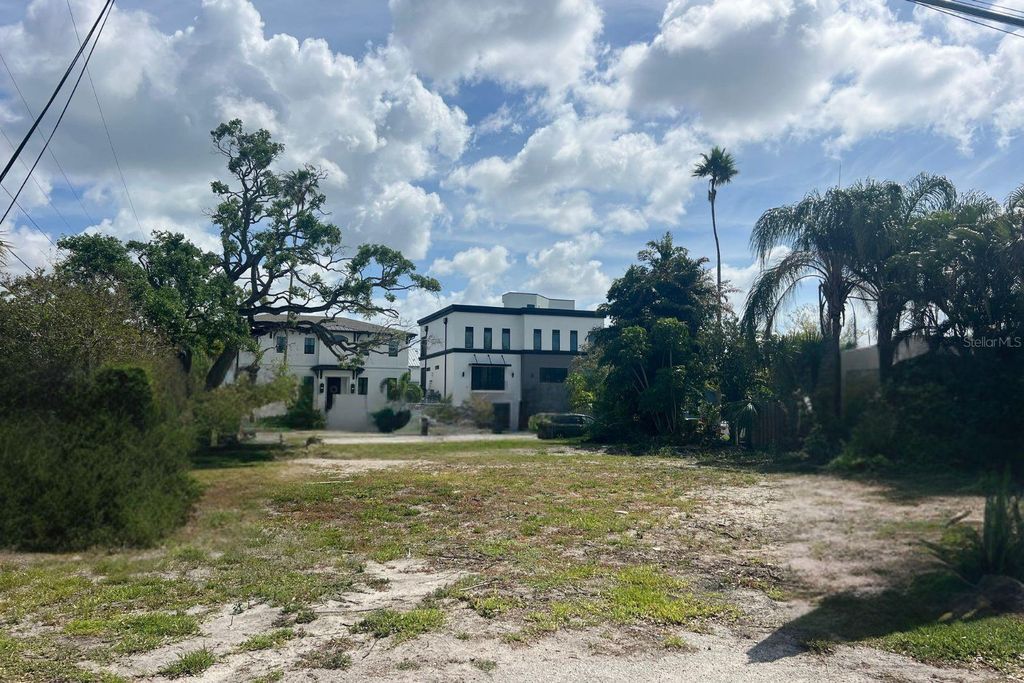 Image 9 of property listing at 404 E DAVIS BOULEVARD, Tampa, FL 33606