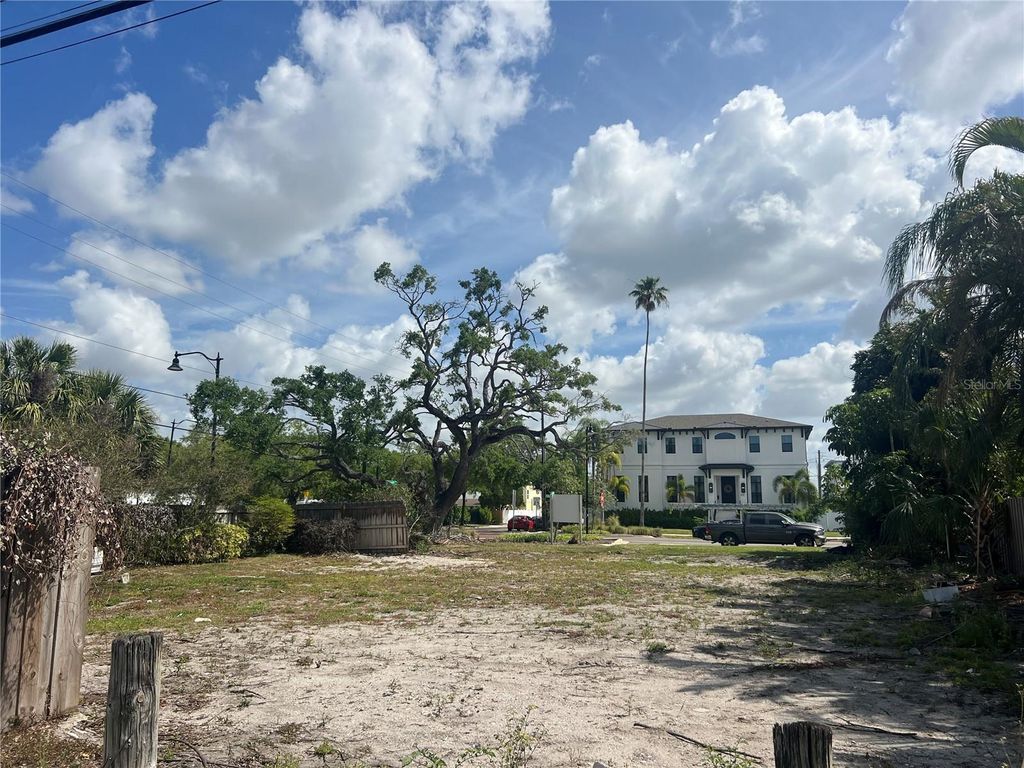 Image 10 of property listing at 404 E DAVIS BOULEVARD, Tampa, FL 33606