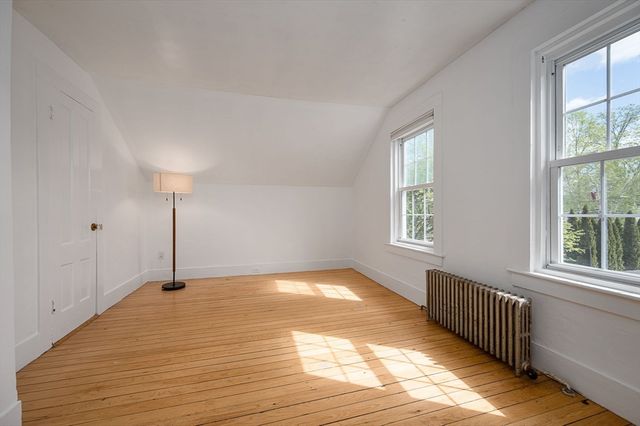 17 Olympia St, Easthampton, MA 01027