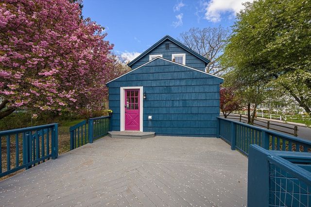 17 Olympia St, Easthampton, MA 01027