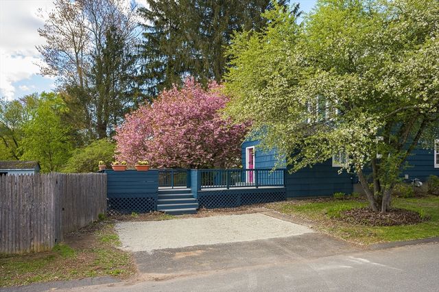 17 Olympia St, Easthampton, MA 01027