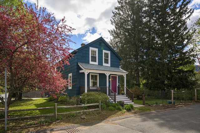 17 Olympia St, Easthampton, MA 01027