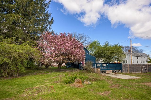 17 Olympia St, Easthampton, MA 01027