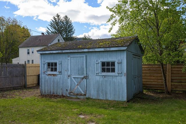 17 Olympia St, Easthampton, MA 01027