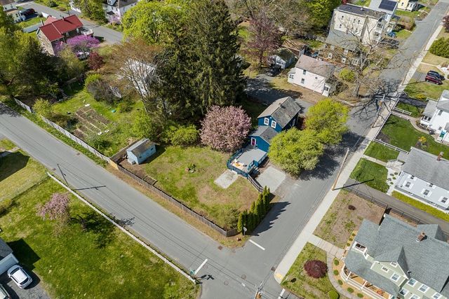 17 Olympia St, Easthampton, MA 01027