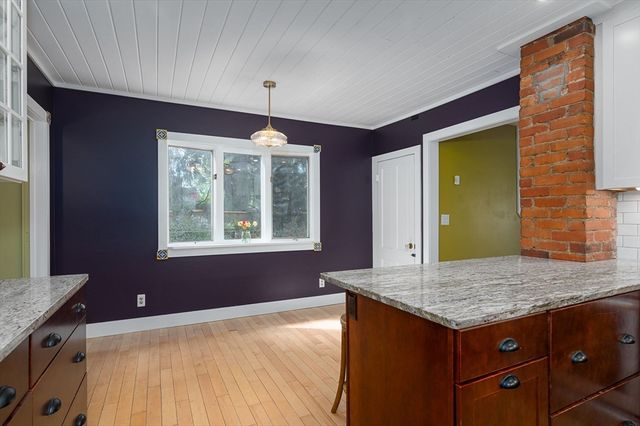 17 Olympia St, Easthampton, MA 01027