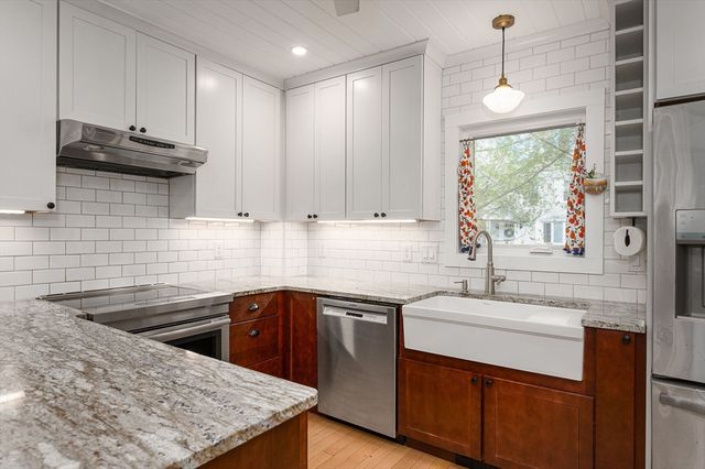 17 Olympia St, Easthampton, MA 01027