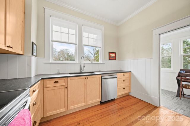 202 S Oak Street, Statesville, NC 28677