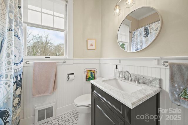 202 S Oak Street, Statesville, NC 28677