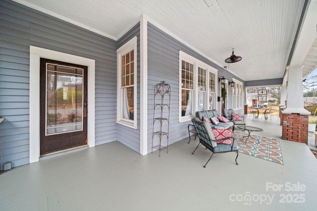 202 S Oak Street, Statesville, NC 28677