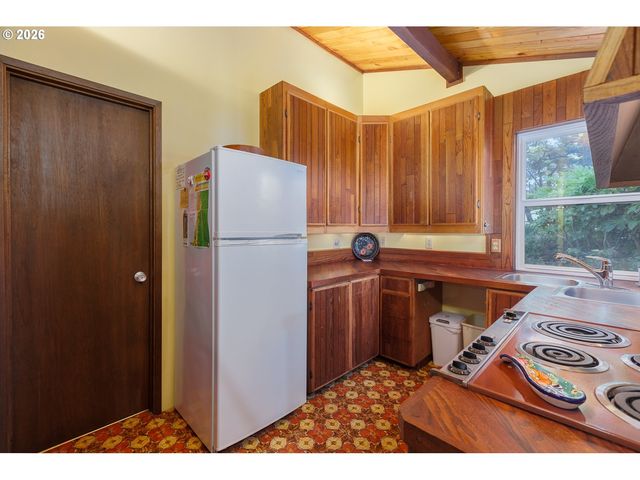 330 EL ROTUNDO Ave, Lincoln City, OR 97367