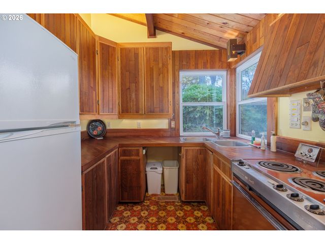 330 EL ROTUNDO Ave, Lincoln City, OR 97367