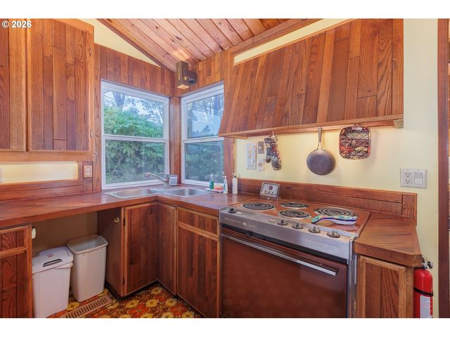 330 EL ROTUNDO Ave, Lincoln City, OR 97367