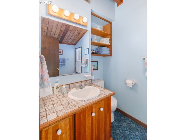330 EL ROTUNDO Ave, Lincoln City, OR 97367