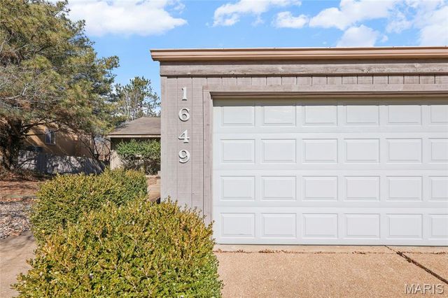 1649 Country Hill Lane, Manchester, MO 63021