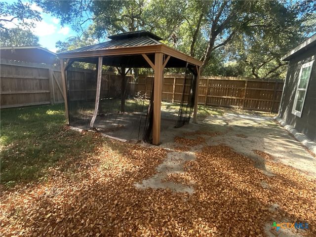 104 Mesquite Street, Louise, TX 77455