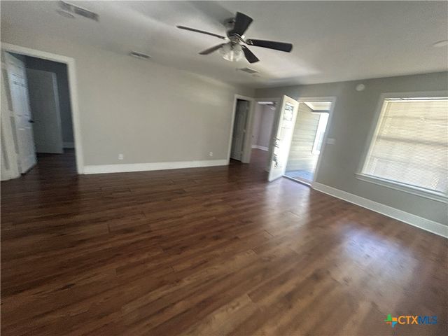 104 Mesquite Street, Louise, TX 77455