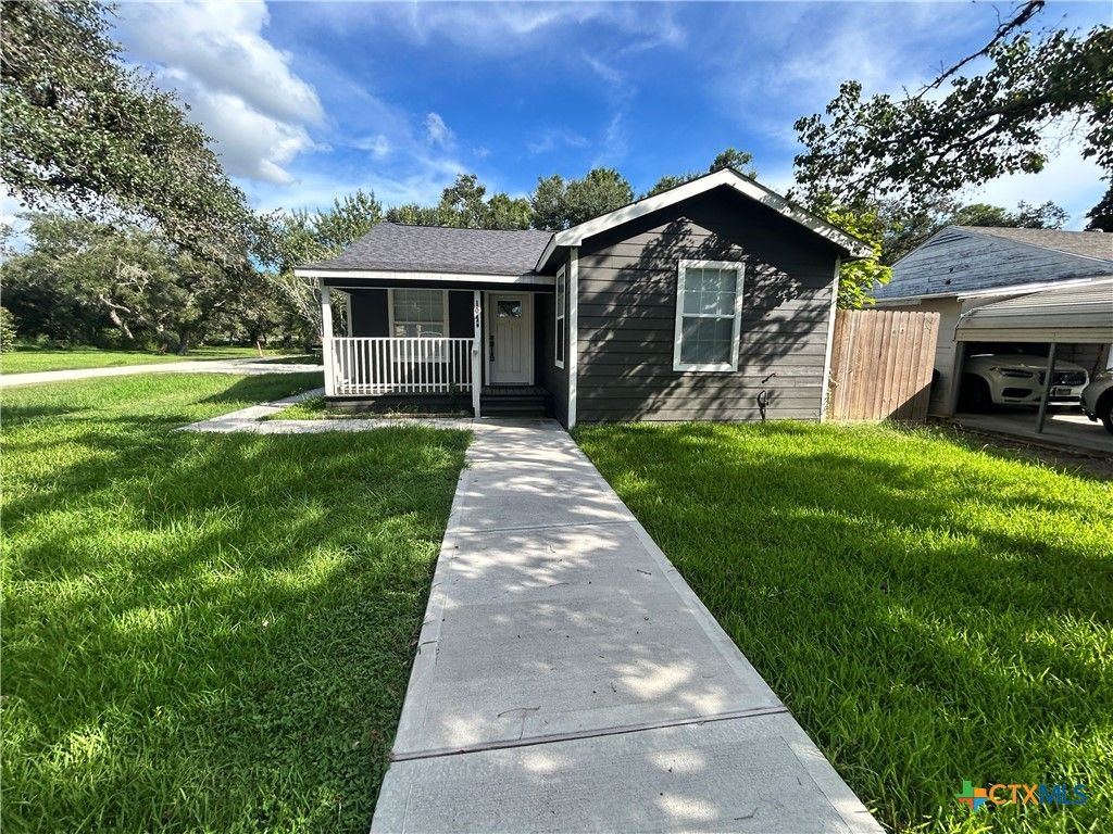 104 Mesquite Street, Louise, TX 77455