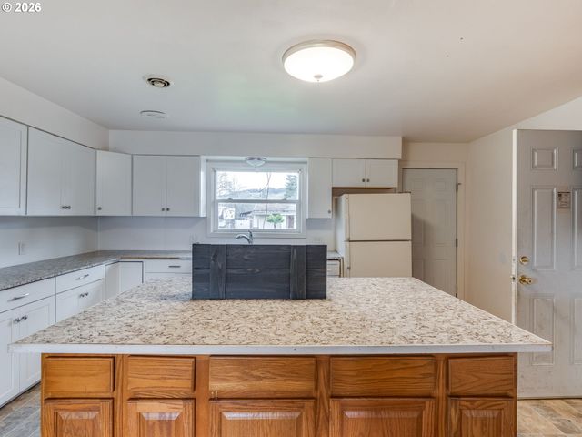 412 Se GRANT St, Sheridan, OR 97378