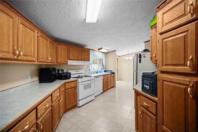 229 Connoquenessing Dr, Connoquenessing Twp, PA 16033