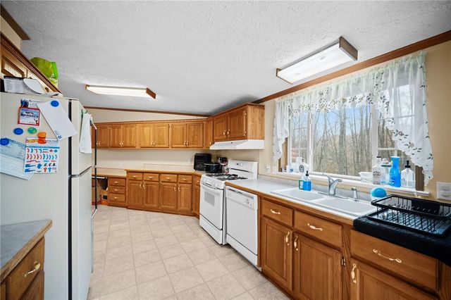 229 Connoquenessing Dr, Connoquenessing Twp, PA 16033