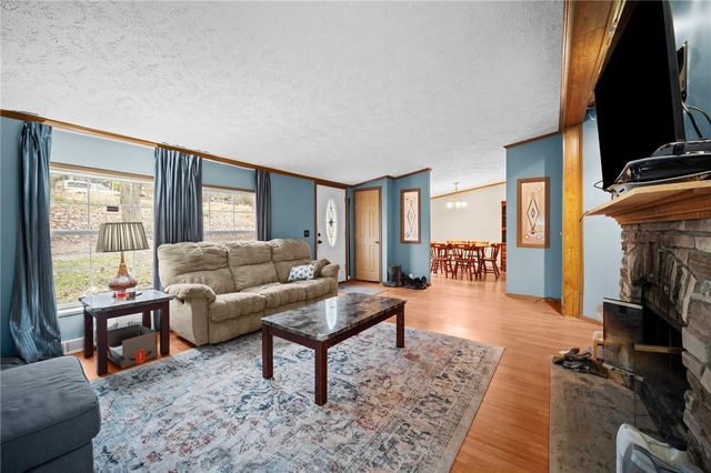 229 Connoquenessing Dr, Connoquenessing Twp, PA 16033