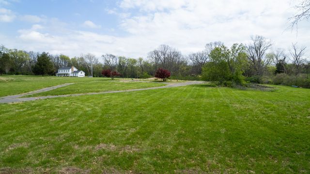712 New Shackle Island Rd, Hendersonville, TN 37075
