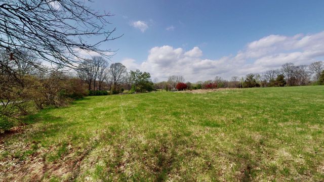712 New Shackle Island Rd, Hendersonville, TN 37075