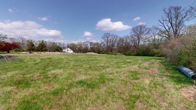 712 New Shackle Island Rd, Hendersonville, TN 37075