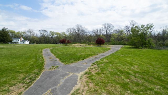 712 New Shackle Island Rd, Hendersonville, TN 37075